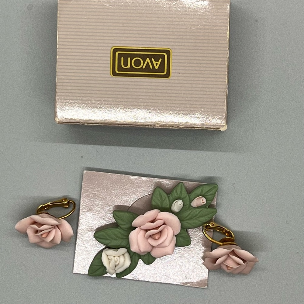 NEW| Avon vintage porcelain earrings and pin set - Picture 2 of 7